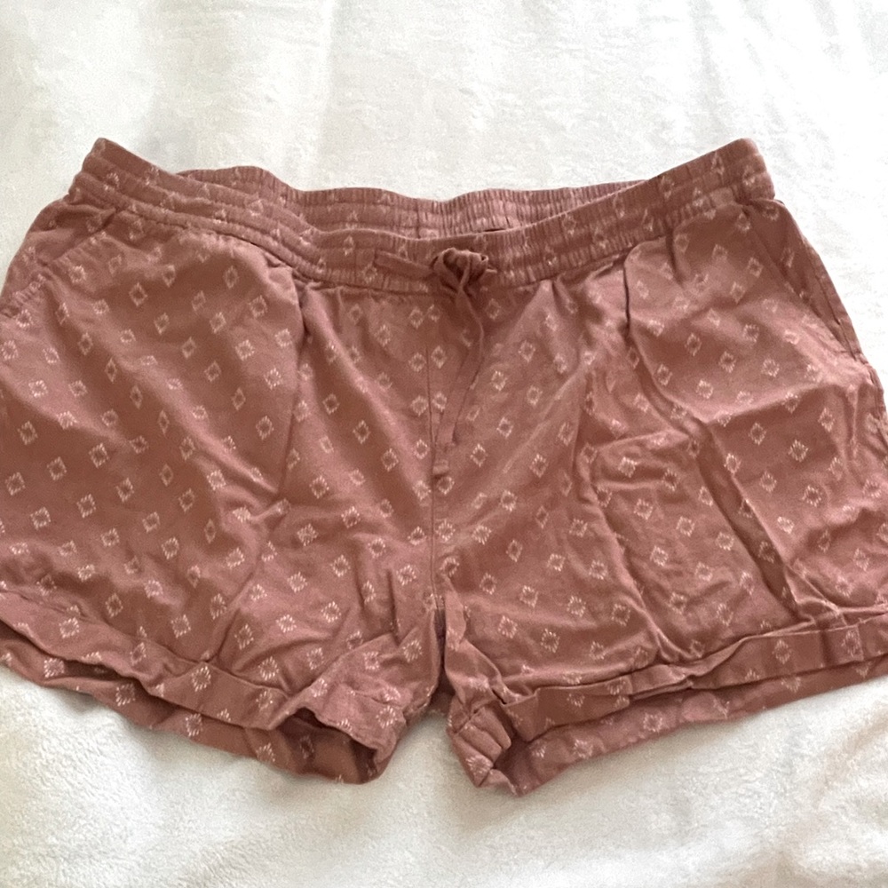 Coral cargo shorts with geometric design